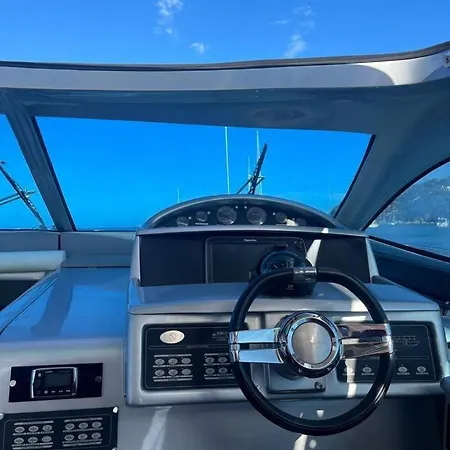 Urus - Live The Experience Botel