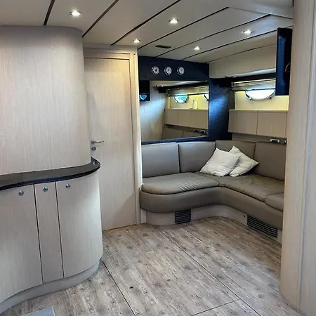 Urus - Live The Experience Botel
