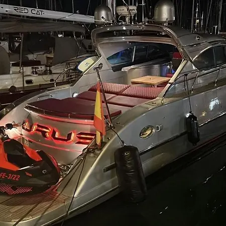 Urus - Live The Experience Botel *